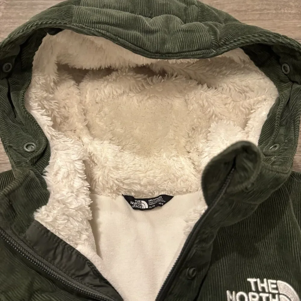 The North Face Kids Puffer Jacket in Green with Fur Hood - Picture 13 of 15